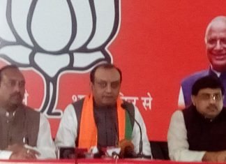 सोनिया ,राहुल दोनों जमानत पर हैं: सुधांशु त्रिवेदी