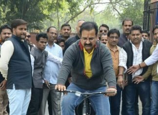 मेरी यह साइकिल ,जनता की सीट,आओ पर्यावरण की रक्षा करें ,जनता,मंत्री चलें डबल सीट