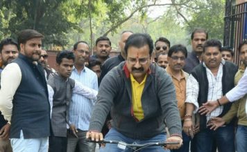 मेरी यह साइकिल ,जनता की सीट,आओ पर्यावरण की रक्षा करें ,जनता,मंत्री चलें डबल सीट