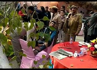 साहित्य ,कला संस्कृति के अपभ्रंश की हर वर्ष कहानी बयां करता जयपुर लिटरेचर फेस्टिवल,, आज लोगों की जान पर आफत लेकर आया, पेड़ गिरने से अन्य के साथ एक वरिष्ठ फ़ोटो जर्नलिस्ट के सर में गम्भीर चोट आई है