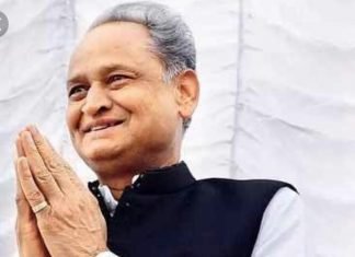 गहलोत सरकार ,पत्रकारों के हितों का ध्यान रखने वाली सरकार,मेडिक्लेम के बाद ठंडे बस्ते में रखी पत्रकार पेंशन योजना फिर से शुरू करने की कवायद शुरू,न्यूइण्डिया खबर के साथ कुछ वरिष्ठ पत्रकारों की मांग है कि दिवंगत पत्रकारों की पत्नियों को भी मिले सम्मान विधवा पेंशन