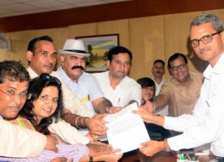 पीपीआई के उपाध्यक्ष संजय त्रिवेदी, पिंकसिटी प्रेसक्लब कार्यकारिणी के सदस्य, पूर्व अध्यक्ष वीरेंद्र सिंह राठौड़ के साथ श्रमजीवी के अध्यक्ष हरीश गुप्ता, जार के संजय सैनी व आईएफडब्लूजे के पदाधिकारी ,अन्य पत्रकार साथियों ने डीजीपी को पत्रकारों की सुरक्षा को लेकर ज्ञापन सौंपा,,डीजीपी ने तुरन्त कार्रवाई करते हुए,सभी एस पी को एडवाइजरी जारी की,(वहाँ उपस्तिथ प्रतिनिधि मंडल ने जैसा बताया) इस मुद्दे पर पीपीआई के प्रदेश अध्यक्ष सन्नी आत्रेय दोषी पुलिस कर्मियों के निलंबन के साथ उनकी गिरफ्तारी की भी मांग करते हैं, *भास्कर के फोटो जर्नलिस्ट अनिल शर्मा के साथ पुलिस द्वारा मारपीट मामला*