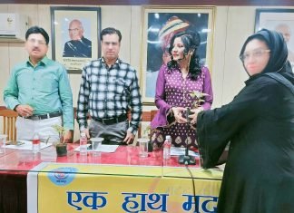 होनहार बच्चों के लिए आयोजित हुआ,*एक हाथ मदद की ओर* का कार्यक्रम, डॉ इकबाल ,मुख्य कार्यकारी अधिकारी,दी राजलक्ष्मी महिला अरबन को ऑपरेटिव बैंक लिमिटेड ने कार्यक्रम की अध्यक्षता की