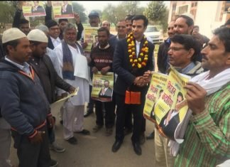 राजस्थान उच्च न्यायालय के अधिवक्ता को पूर्व सैनिकों ,विकास समिति के पदाधिकारियों ने जनता के साथ मिलकर भरवाया सरपंच का नामांकन