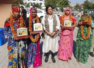 महिला दिवस पर सफाई कर्मी महिलाओं को कार्यस्थल पर किया सम्मानित