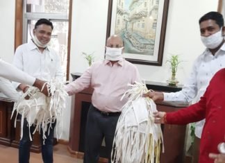 श्रीमन्नारायण प्रन्यास मंडल ने मुख्य सचिव डी.बी.गुप्ता को भेंट किए हस्त निर्मित मास्क