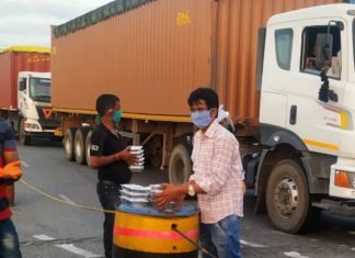 श्री श्याम मस्त परिवार सेवा समिति आसपास के जरूरतमंद लोगों के साथ हाईवे टोल पर भी ट्रक ड्राइवरों आदि का ख्याल रख करा रही है भोजन