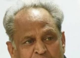 # राशन वितरण में नगर निगम भी फ़ेल,,,,, कोई भूखा ना सोए, ना ही मानवता की हत्या हो,इसी उद्देश्य की पूर्ति के लिए सूबे के मुख्यमंत्री ने स्पष्ट शब्दों में कहा की खाने के पैकेट व सूखी राशन सामग्री यथोचित पहुंचाई जाए,लेकिन सरकारी अमला कोरोना योद्धाओं की गाथाओं से विलग,वैश्विक आपदा के विकट समय में भी विभिन्न जगहों से आ रही जरूरतमन्दों की सूची पर सरकारी रवैया अपना, आपाधापी व चहेतों को राशन व भोजन देने की होड़ में लगा है,जिससे मजबूर व्यक्ति को उचित समय पर सहायता नहीँ मिल पा रही,,मुख्यमंत्री ज़रा जमीनी स्तर पर मॉनिटरिंग करवा ,ऐसे अफसरों पर नजर बनाने की आवश्यकता है,वरना लॉक डाउन राशन घोटाले का जवाब आपको ही देना होगा,,सीरीज 1st