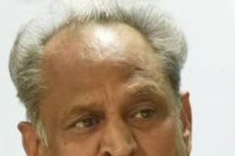 # राशन वितरण में नगर निगम भी फ़ेल,,,,, कोई भूखा ना सोए, ना ही मानवता की हत्या हो,इसी उद्देश्य की पूर्ति के लिए सूबे के मुख्यमंत्री ने स्पष्ट शब्दों में कहा की खाने के पैकेट व सूखी राशन सामग्री यथोचित पहुंचाई जाए,लेकिन सरकारी अमला कोरोना योद्धाओं की गाथाओं से विलग,वैश्विक आपदा के विकट समय में भी विभिन्न जगहों से आ रही जरूरतमन्दों की सूची पर सरकारी रवैया अपना, आपाधापी व चहेतों को राशन व भोजन देने की होड़ में लगा है,जिससे मजबूर व्यक्ति को उचित समय पर सहायता नहीँ मिल पा रही,,मुख्यमंत्री ज़रा जमीनी स्तर पर मॉनिटरिंग करवा ,ऐसे अफसरों पर नजर बनाने की आवश्यकता है,वरना लॉक डाउन राशन घोटाले का जवाब आपको ही देना होगा,,सीरीज 1st