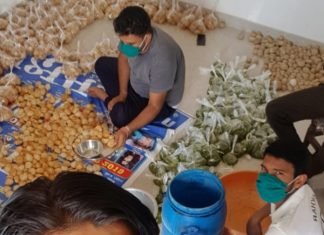 *जरूरतमंद गरीबों को भोजन देना ही समाजसेवा है*