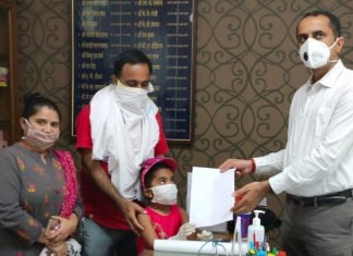 समाज सेवी, अमृत ग्रुप के फाउंडर, राजन सरदार ने जिला कलेक्टर डॉ जोगाराम को कोरोना फंड में दिया 21 हजार का चेक,,बेटी जानवी भी रही मौजूद,,