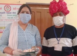 मदर टेरेसा फाउंडेशन ने 100 परिवारों को लिया गोद साथ ही कोरोना वारियर्स का किया सम्मान