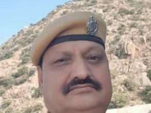 *फोलो-अप*– जहां विष्णु दत्त जैसे ईमानदार ऑफिसर आत्महत्या करते हैं, वही के पी सिंह जैसे भ्रष्ट पुलिस अधिकारी पुलिस महकमे की छवि को खराब करने में कोई कसर नहीं छोड़ते,थाना करणी विहार 376 का मामला, पीड़िता के हो चुके हैं 164 के बयान,बावजूद इसके 25 दिन से झुंझुनू में पदस्थ सीआई कर रहा है मजे से ड्यूटी,अब तक क्यों नहीं हुई उस पर कार्यवाही, तफ्तीश का बहाना कब तक कब तक ,कब होगा सलाखों के पीछे के पी सिंह,,क्या साधारण आदमी इतने दिन खुले में आसानी से घूम सकता है? अगर के पी सिंह की जांच ठीक से की जाए तो शातिर अपराधी भी नतमस्तक होगें,, गृहमंत्री अशोक गहलोत जरा ध्यान दे,, सीरीज फर्स्ट