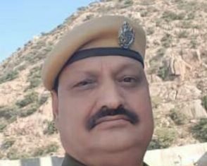 *फोलो-अप*– जहां विष्णु दत्त जैसे ईमानदार ऑफिसर आत्महत्या करते हैं, वही के पी सिंह जैसे भ्रष्ट पुलिस अधिकारी पुलिस महकमे की छवि को खराब करने में कोई कसर नहीं छोड़ते,थाना करणी विहार 376 का मामला, पीड़िता के हो चुके हैं 164 के बयान,बावजूद इसके 25 दिन से झुंझुनू में पदस्थ सीआई कर रहा है मजे से ड्यूटी,अब तक क्यों नहीं हुई उस पर कार्यवाही, तफ्तीश का बहाना कब तक कब तक ,कब होगा सलाखों के पीछे के पी सिंह,,क्या साधारण आदमी इतने दिन खुले में आसानी से घूम सकता है? अगर के पी सिंह की जांच ठीक से की जाए तो शातिर अपराधी भी नतमस्तक होगें,, गृहमंत्री अशोक गहलोत जरा ध्यान दे,, सीरीज फर्स्ट