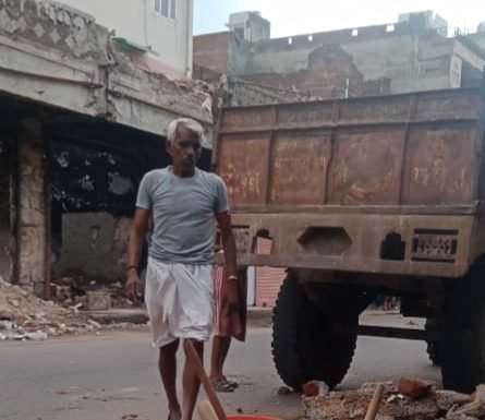 फरवरी में जली इंदिरा बाजार की 6 दुकानों को मूल स्वरूप में लाने के लिए काम शुरू, नगर निगम से 1o लाख का टेंडर पास,इंदिरा बाजार व्यापार मंडल के वरिष्ठ उपाध्यक्ष यशपाल अरोड़ा के नेतृत्व में आज से काम शुरू,,,पर पटाखे की दुकान मालिक की गिरफ्तारी व मुआवजे की माँग जारी,,