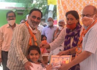 कालीचरण सराफ ने बच्चे मन के सच्चे कोविड-19 चित्रकला प्रतियोगिता के बूथ स्तरीय कार्यक्रम में बच्चों को पुरस्कार वितरण किए,,