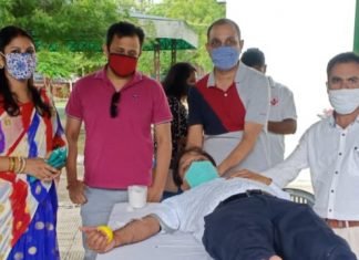 रिमझिम फुहारों के बीच अनेकों रक्तवीरो ने उत्साह से भाग लिया, *जन्मदिन की हुई शुरुआत रक्तदान के साथ*