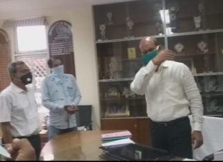 राजस्थान विश्वविद्यालय के रजिस्ट्रार हरफूल यादव की बदतमीजी,दिस इज माय चेंबर, यू ऑल कांट्रेक्टर्स,शर्म करो,गेट आउट फ्रॉम हियर,,मौजूद मिडिया को भी चिल्लाते हुए बाहर जाने को कहा* अपना भुगतान मांगना भी गुनाह हो गया,,