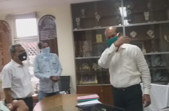 राजस्थान विश्वविद्यालय के रजिस्ट्रार हरफूल यादव की बदतमीजी,दिस इज माय चेंबर, यू ऑल कांट्रेक्टर्स,शर्म करो,गेट आउट फ्रॉम हियर,,मौजूद मिडिया को भी चिल्लाते हुए बाहर जाने को कहा* अपना भुगतान मांगना भी गुनाह हो गया,,