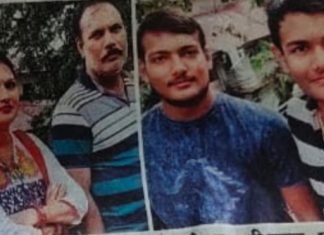 उजड़ गया हंसता खेलता परिवार, 10 दिन बाद भी पुलिस किसी भी नतीजे पर नहीं पहुंची , सुसाइड नोट पर ही अटका रखी है पूरी तफ्तीश,,पडोसी व परिजनों के अनुसार मिलीभगत की आ रही है बू ,, परिजनों को सुसाइड नोट देने से कर दिया इनकार, सूत्रों के मुताबिक 3 पेज के लिखें सुसाइड नोट में नामजद लोगों को क्यों नहीं किया अब तक गिरफ्तार,, राजेश सोनी डूंगरीवाला , राजेन्द्र बियानी व अन्य के खिलाफ सीधा आरोप लगाया है मृतक यशवंत सोनी के परिजनों ने, *जामडोली, राधिका विहार ,आत्महत्या मामला*