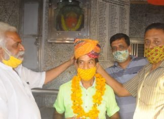 समाज सेवी विष्णु टांक के जन्मदिन पर धर्म प्रचारक विजय शंकर पांडेय ने उनको माला व साफा पहनाकर शुभकामनाएं दी,,