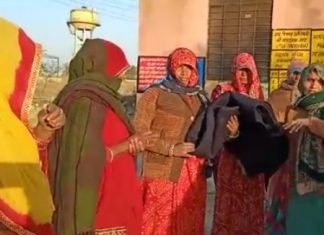 कड़ाके की ठंड में बाबा जयगुरुदेव के अनुयायी बाँट रहे कंबल,,