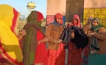 कड़ाके की ठंड में बाबा जयगुरुदेव के अनुयायी बाँट रहे कंबल,,