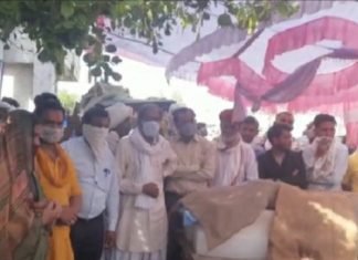 मंदिर माफी भूमि की जमीन पर कब्जे के सदमे ने लील ली मूकबधिर पुजारी की जान,, दोषियों के खिलाफ कार्रवाई की माग को लेकर धरने पर बैठे सांसद किरोडी लाल,