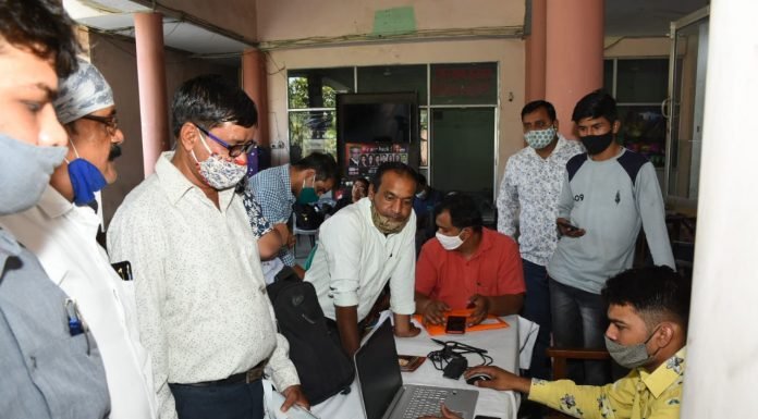 मुख्यमंत्री चिरंजीवी योजना 83 सदस्यों का 5 लाख का कैशलेस बीमा 17 परिवारों का बना जनआधार कार्ड,, प्रेस क्लब में लगा कैंप शुक्रवार को भी रहेगा जारी,,