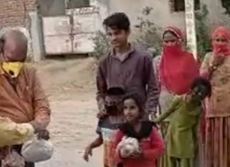 एडवोकेट हरी किशन तिवारी लगभग महीने भर से मास्क सैनिटाइजर बांटने के बाद अब जरूरतमंदों को सूखा राशन वितरित कर रहे हैं,,