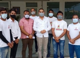 जनसेवा में लगे पुलिसकर्मियों को कराया नाश्ता व जलपान