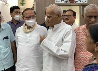 धरती का आवरण-ये सुन्दर पर्यावरण ‘अभियान के अन्तर्गत चावल पर सूक्ष्म लेखन कलाकार निरु छाबडा की कलाकृतियों का कला, संस्कृति मंत्री बी डी कल्ला ने किया अवलोकन,,इस अवसर पर वरिष्ठ पत्रकार प्रवीण चन्द्र छाबड़ा, राजेन्द्र बोडा संग अन्य विशिष्ट जन मौजूद रहे,