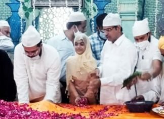 हज़रत मौलाना जियाउद्दीन रहमतुल्लाह अलैह साहब की दरगाह में दी राजलक्ष्मी महिला बैंक के सीईओ मोहम्मद इकबाल खान ने चादर व अकीदत के फूल पेश किए,,,