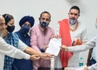 जनसंख्या नियंत्रण कानून की मांग को लेकर प्रधानमंत्री के नाम राज्यपाल एवं मुख्यमंत्री को स्वामी श्री बालमुकुंद आचार्य जी महाराज के सानिध्य में दिया गया ज्ञापन,,