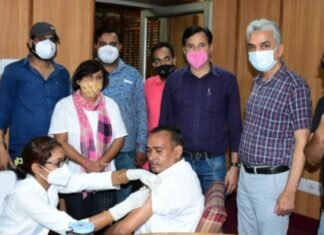प्रेस क्लब सदस्यों के लिए तीन दिवसीय वैक्सीनेशन शिविर में पहले दिन 645 द्वितीय डोज लगाई गई,,