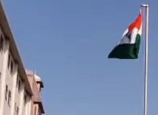 महानिदेशक पुलिस ने किया ध्वजारोहण, लाठर ने राष्ट्रपति पुलिस पदक व पुलिस प्राप्त करने वालों एवं प्रशंसनीय कार्यो के सम्मानित किये गए अधिकारियों व कर्मचारियों को बधाई दी, उन्होंने पुलिस अधीक्षक पीयूष दीक्षित को डीजीपी डिस्क प्रदान कर सम्मानित किया, उन्होंने स्वच्छता कर्मियों सहित मौजूद सभी पुलिस कर्मियों को शुभकामनाएं दी,,