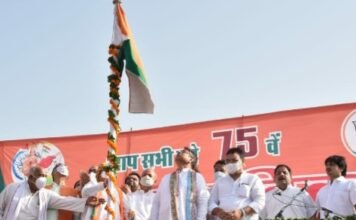 भाजपा प्रदेश मुख्यालय में डॉ सतीश पूनियां ने किया ध्वजारोहण, पूनियां ने पुलिसकर्मियों को तिलक लगाकर एवं मिठाई खिलाकर स्वतंत्रता दिवस की शुभकामनाएं दी,,,कला क्षेत्र की महान विभूतियों को किया सम्मानित,