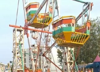 करधनी थाना अधिकारी राजेश बाफना से सीधा सवाल, 3 दिन से शिकायत है आपके पास, बावजूद कार्यवाही करने के, मेले के दलाल का फोन आता है न्यू इंडिया खबर के पास, फिर एक पत्रकार का फोन आता है और वह कहता है कि इस मामले में रुचि नहीं लें,, न्यू इंडिया खबर को आईना दिखाने वाले पहले खुद आईना देख लें,,, राजेश बाफना यह बताएं कि शिकायत सिर्फ आपको दी थी तो उन दलालों तक मेरा नंबर कैसे पहुंचा,पढ़ें पूरी खबर,आखिर मामला है क्या,,,