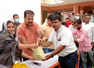 खाचरियावास ने घर घर जाकर पौधे वितरित  किये,,