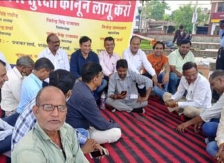 पत्रकार सुरक्षा कानून की मांग को लेकर शहीद स्मारक में दिए सांकेतिक धरने में प्रेस क्लब अध्यक्ष मुकेश मीणा, पीपीआई के प्रदेश सचिव विजय पांडेय सहित अनेक पत्रकार साथियों ने शिरकत की,, आईएफडब्ल्यूजे के 11 पदाधिकारी रहे मौजूद,,