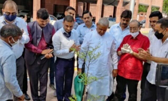 सांसद रामचरण बोहरा ने प्रधानमंत्री के 71 वें जन्मदिन के उपलक्ष में जयपुर अन्तर्राष्ट्रीय हवाई हडडे पर 71 पौधे लगाकर किया विकास कार्यो का अवलोकन,,,