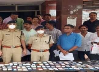 पुलिस मोबाइल चोरों से जप्त मोबाइलो को उनके मालिकों को लौटाती भी है, ‘मेरी पुलिस मेरा अभिमान‘‘ अभियान के तहत दौसा पुलिस ने 25 लाख कीमत के 180 मोबाईल बरामद कर मोबाईल धारको को लौटायें,,,