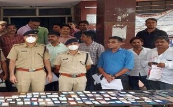 पुलिस मोबाइल चोरों से जप्त मोबाइलो को उनके मालिकों को लौटाती भी है, ‘मेरी पुलिस मेरा अभिमान‘‘ अभियान के तहत दौसा पुलिस ने 25 लाख कीमत के 180 मोबाईल बरामद कर मोबाईल धारको को लौटायें,,,