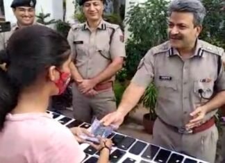 15 हजार से 1 लाख तक की कीमत के चोरी हुए मोबाइल, धारकों को लौटा कर पुलिस आयुक्त आनंद श्रीवास्तव ने आमजन के चेहरों में खुशियां बिखेरी,,