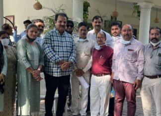 कैबिनेट मंन्त्री प्रताप सिंह खाचरियावास, एवं राज्य मंत्री सुभाष गर्ग ने सकारात्मक पहल कर स्वसन रोग चिकित्सल्य के कर्मचारियों का आंदोलन कराया स्थगित,, स्थानांतरण निरस्तीकरण एवं असामाजिक तत्वो के विरुद्ध संरक्षण का दिया भरोसा,,, प्रधानाचार्य डॉ सुधीर भंडारी की रही अविस्मरणीय भूमिका,, क्षेत्रीय पार्षद मनोज मुदगल ने जूस पिलाकर कराया आंदोलन स्थगित,