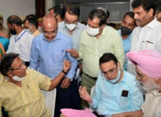 नगर निगम जयपुर ग्रेटर मुख्यालय एवं मालवीय नगर जोन में प्रशासन शहरों के संग अभियान के तहत लगाये गये शिविरों का आकस्मिक निरीक्षण, उपायुक्त सुरेश चौधरी को मंत्री ने लगाई डांट, मोती डूंगरी जोन में रहते हुए भी कई शिकायतें थी सुरेश चौधरी के खिलाफ पर उन्हें मिली थी पदोन्नति,,