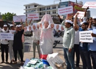 व्यापारियों और ऑनलाइन विक्रेताओं ने बहुराष्ट्रीय ई-कॉमर्स ब्रांडों के विरोध में जयपुर में प्रदर्शन किया ,,