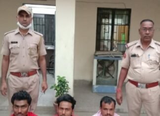 ताश पत्ती से जुआ खेलते हुए तीन व्यक्तियों को किया गया गिरफ्तार पेंटर कॉलोनी शास्त्री नगर जयपुर में रुपयों से दांव लगा रहे थे,,