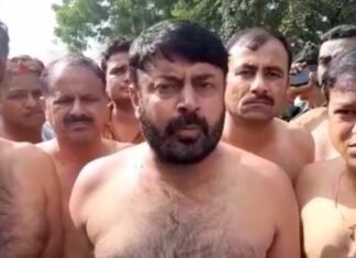 शराब ठेकेदारों ने कियाअर्धनग्न प्रदर्शन – मुख्यमंत्री के नाम10 सूत्री मांगों का सौंपा ज्ञापन,,,