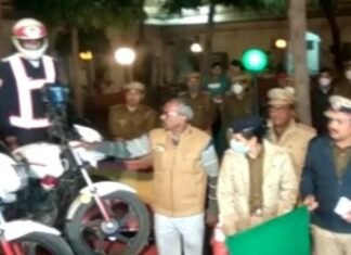 पुलिस कमिश्नर श्रीवास्तव ने 6 नाईट हॉक इन्टरसेफ्टर मोटरसाइकिलों को हरी झण्डी दिखाकर किया रवाना,,